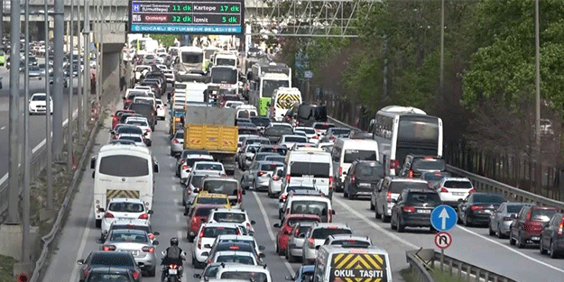 Zincirleme kaza Kocaeli-Ankara yolunu kilitledi!