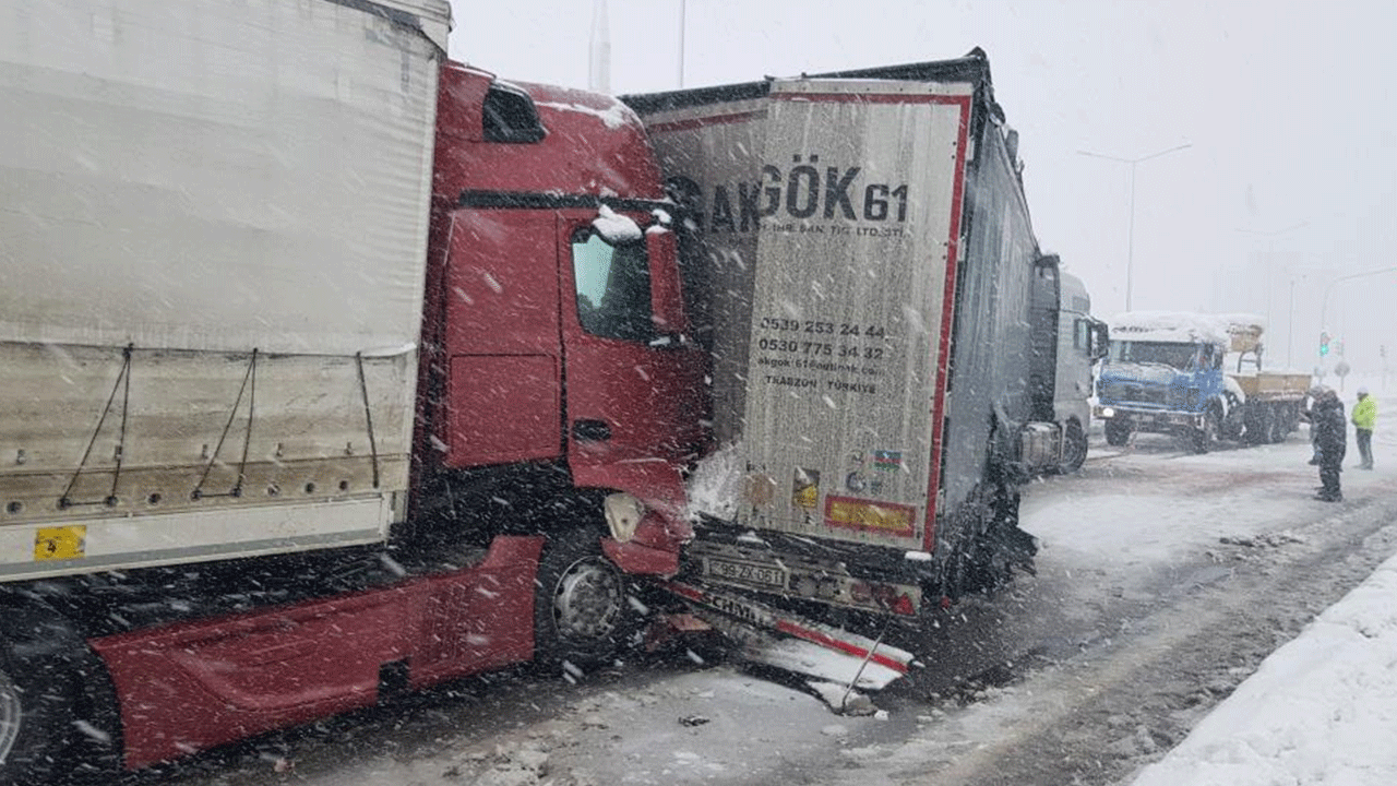 Zincirleme kaza yolu kapattı