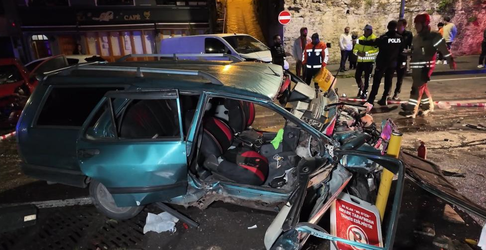 Zincirleme kazada araçlar hurdaya döndü