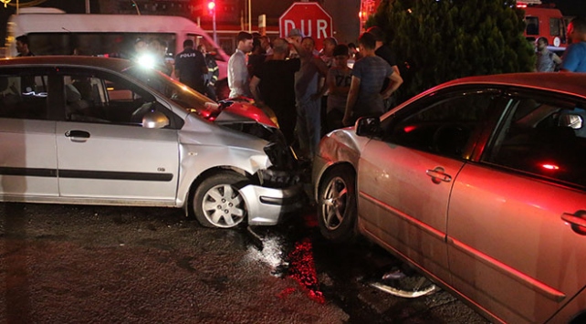 Zincirleme kazaya 3 araç karıştı: 6 kişi yaralandı
