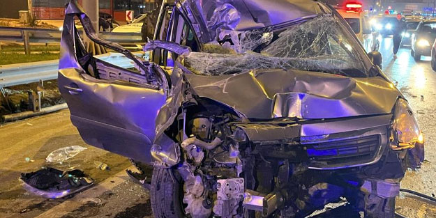 Zincirleme kazaya karışan araç kağıt gibi ezildi