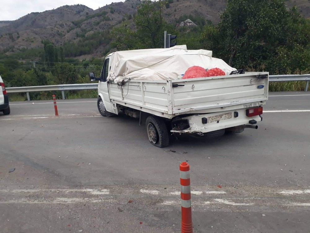 Zincirleme trafik kazasında 3 araç birbirine girdi: 4 yaralı 