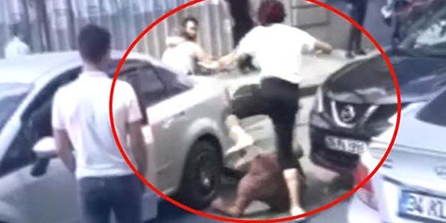 Zincirli 'kadın' sürücü yol vermeyen erkek sürücüye dehşeti yaşattı!