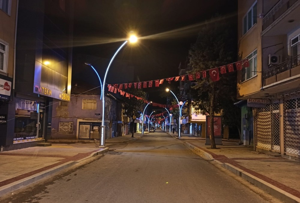 Zincirlikuyu Caddesi ışıl ışıl oldu 