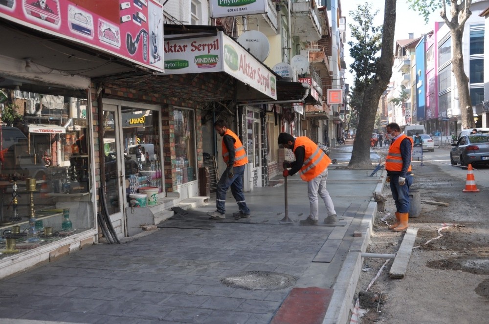 Zincirlikuyu Caddesi’nde kaldırım imalatları yapılıyor 