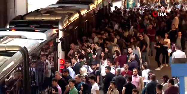 Metrobüs durağında insan seli
