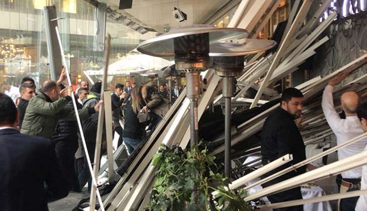 Zincirlikuyu’da bir AVM’de kafenin çatısı çöktü 