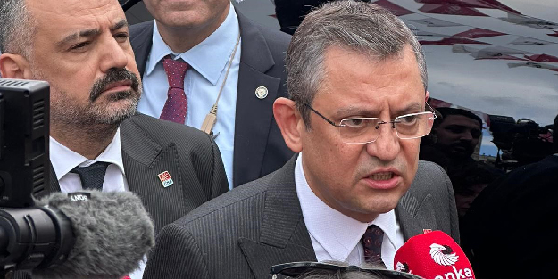 Zıplaya zıplaya geldi söve söve gidiyor! Özel'den Tunç Soyer'e bomba gönderme