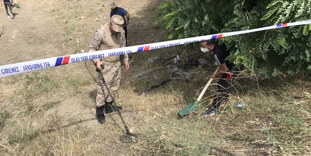 Zırhlı araç takla attı! Askerler dedektörle altın aradı