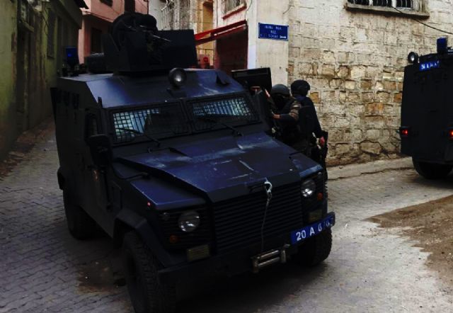 Zırhlı araca saldırı: 3 polis yaralandı