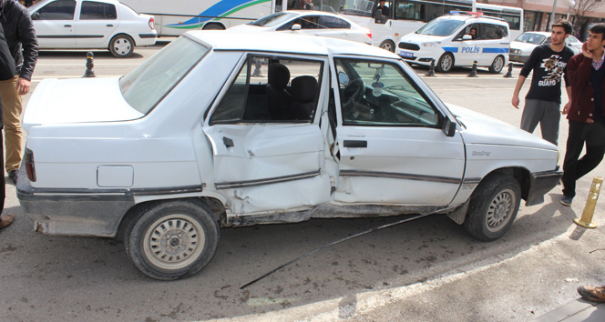 Zırhlı araçla otomobil çarpıştı