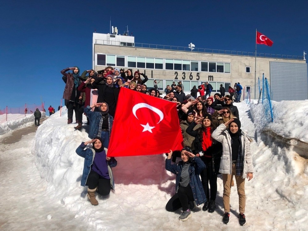 Zirvede Türk Bayrağı açıp, asker selamı verdiler 