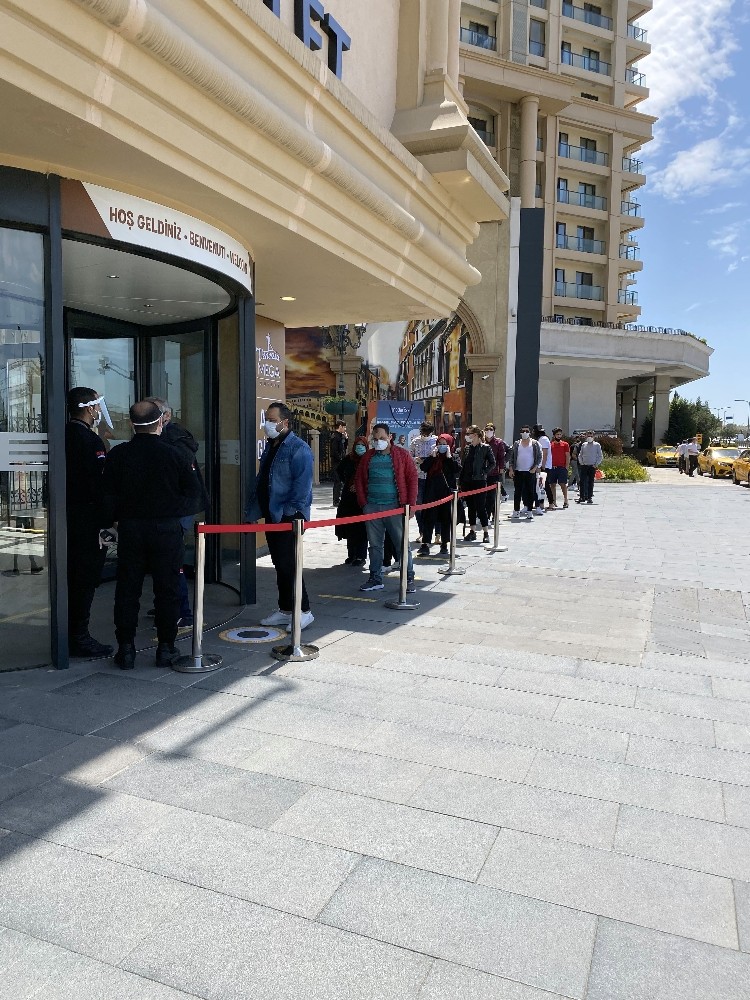 Ziyaretçiler alışveriş merkezlerinin yeni dönemine hızlı alıştı 