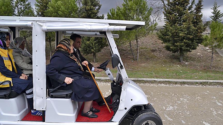 Ziyaretçiler mezarlığı akülü araçla geziyor