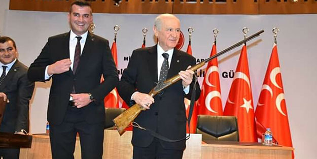 Ziyarete gelen İl Teşkilatı, Bahçeli'ye av tüfeği hediye etti