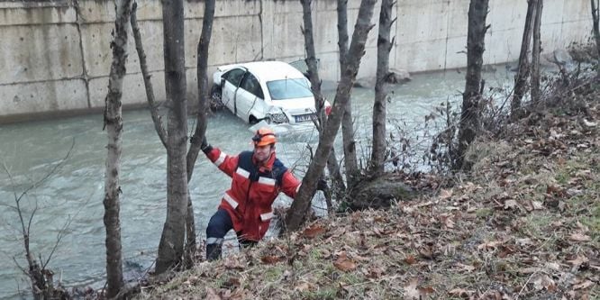 Otomobil dereye uçtu: 2 yaralı