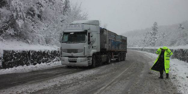 TIR'lar yolda kaldı