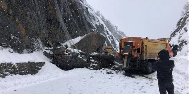 Zonguldak-İstanbul yolu heyelan nedeniyle ulaşıma kapandı