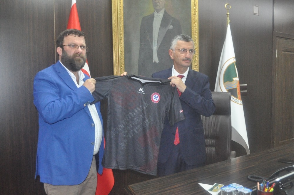 Zonguldak Kömürspor destek için Vali Erdoğan Bektaş’ı ziyaret etti 
