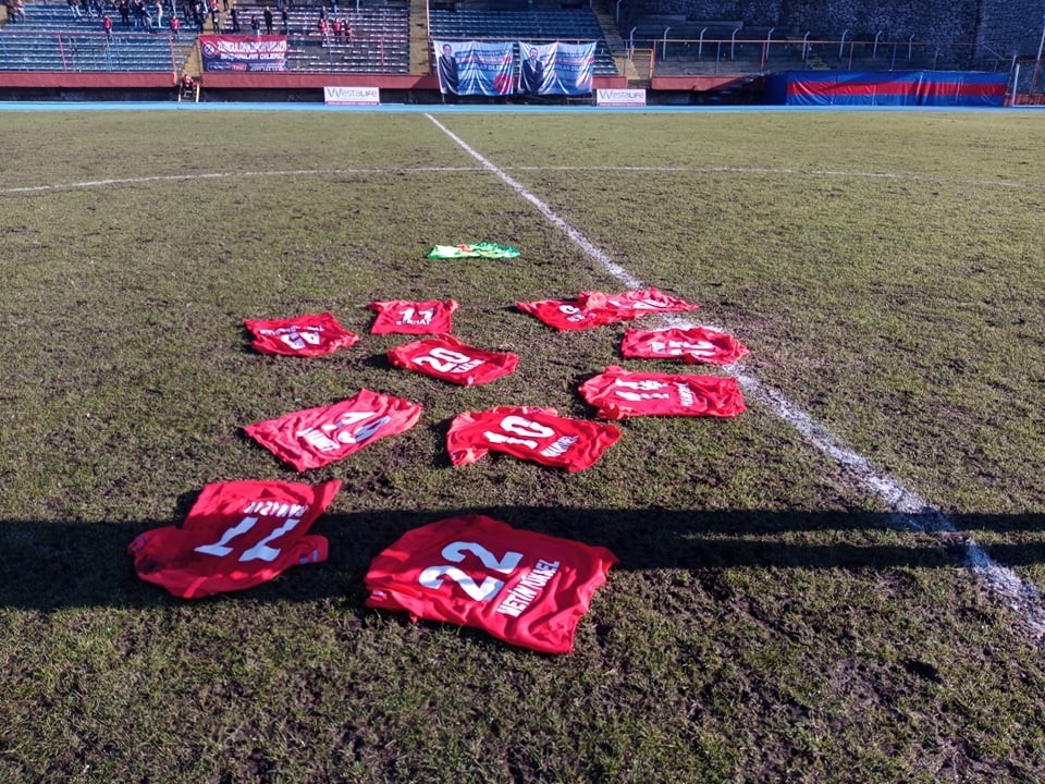 Zonguldak Kömürsporlu futbolcular formalarını sahaya bıraktı 