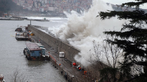 Zonguldak Limanı dalgalara teslim oldu