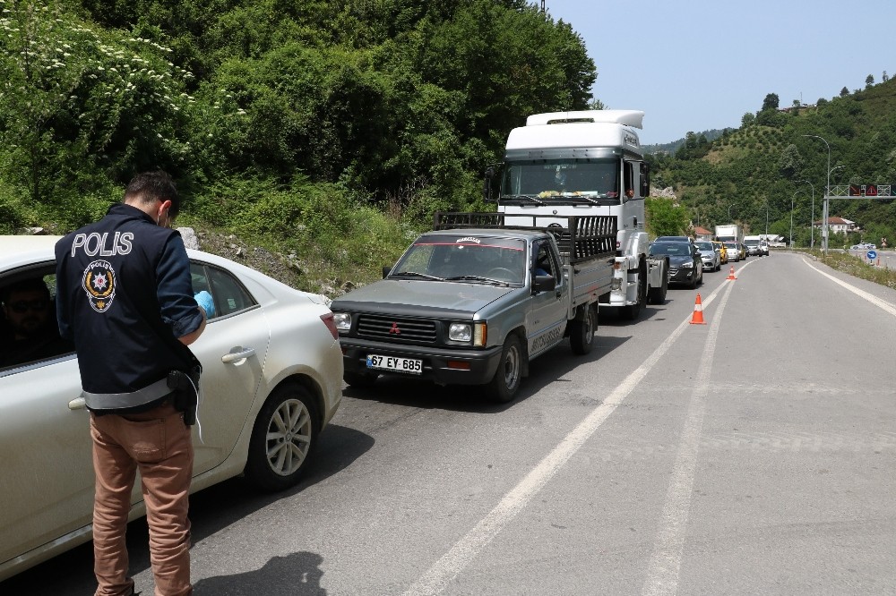 Zonguldak’a giriş çıkışlarda uzun kuyruklar oluştu 