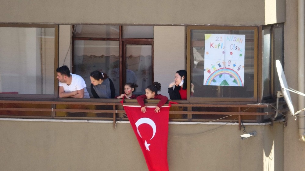 Zonguldaklılar 23 Nisan’ı balkondan kutladı 