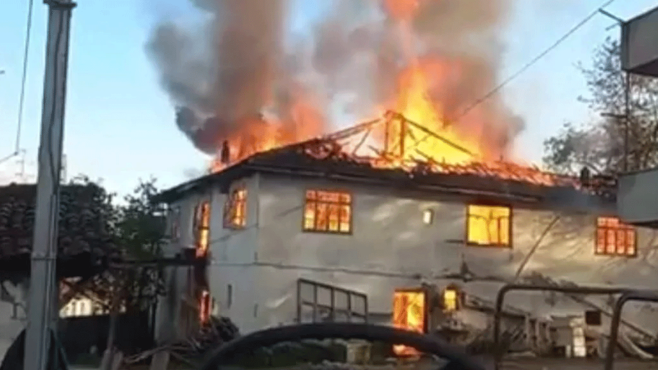 Zonguldak'ta 2 katlı ev cayır cayır yandı!