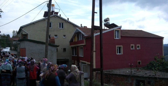 Zonguldak'ta 2 katlı evde yangın: Ev kullanılmaz hale geldi