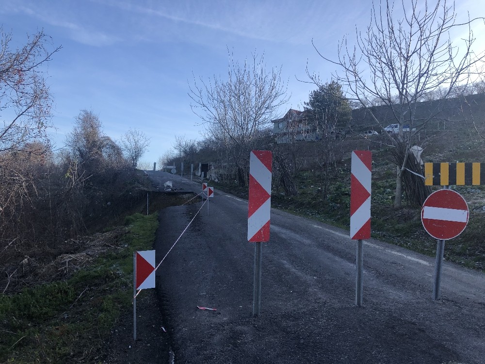 Zonguldak’ta 20 köyü birbirine bağlayan yol çöktü 