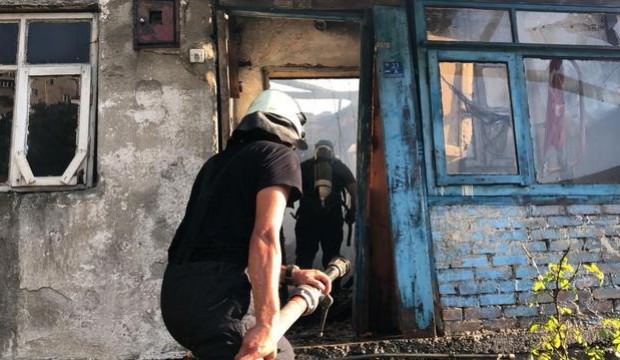 Zonguldak'ta ardeşini alevlerin arasından kurtardı
