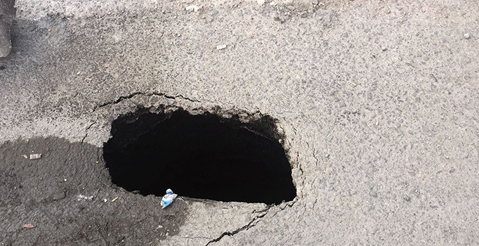 Zonguldak'ta asfalt çöktü 10 metrelik çukur oluştu