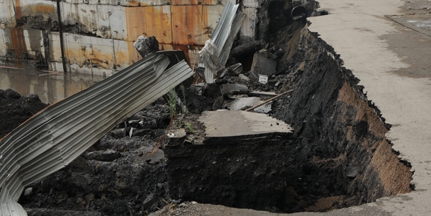 Zonguldak’ta asfalt yol öyle bir çöktü ki...