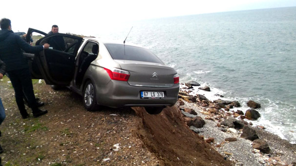Zonguldak'ta askıda kalan otomobili vatandaşlar tuttu