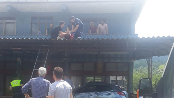Zonguldak'ta avukat takla atan otomobilinden savrulup balkon saçağına uçtu!