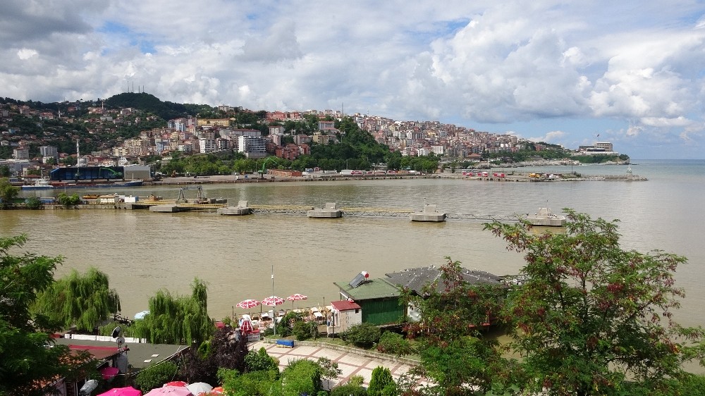 Zonguldak’ta deniz yağmurun ardından çamur rengine boyandı 