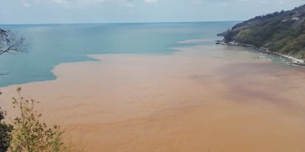 Zonguldak'ta denizin rengi değişti