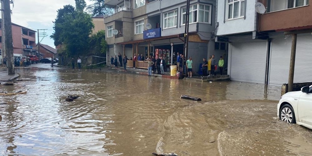 Zonguldak'ta dere taştı, birçok iş yerini su bastı!
