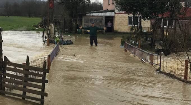 Zonguldak'ta dere taştı, ev ve iş yerleri sular altında kaldı