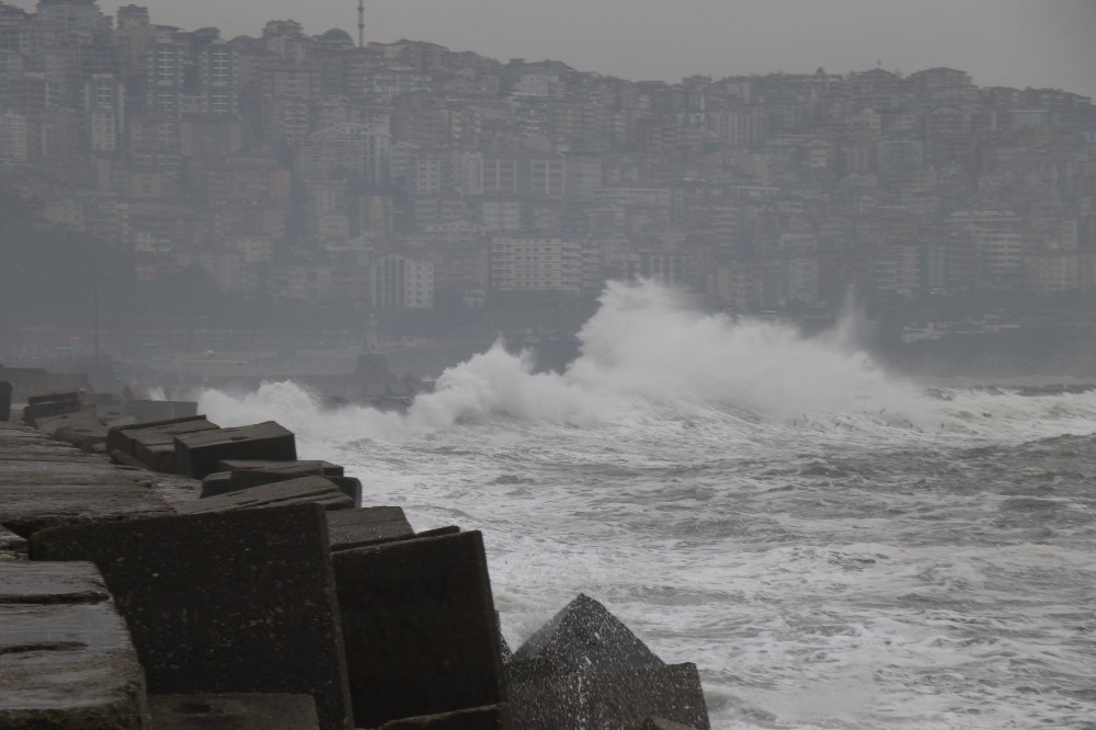 Zonguldak’ta dev dalgalar 7 metrelik istinat duvarını aştı 
