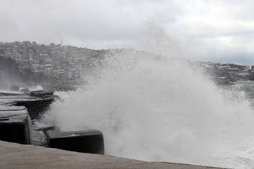 Zonguldak’ta dev dalgalar 7 metrelik istinat duvarını aştı 
