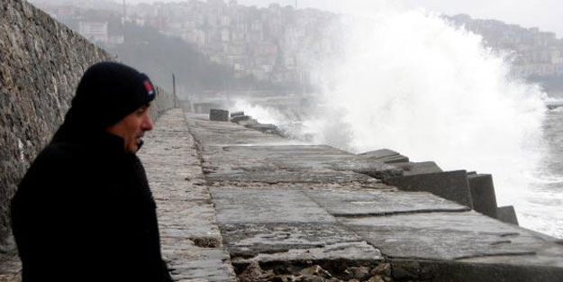 Zonguldak'ta dev dalgalar mendireği aştı
