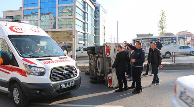 Zonguldak'ta devrilen kamyonetini kaldırıp yoluna devam etti