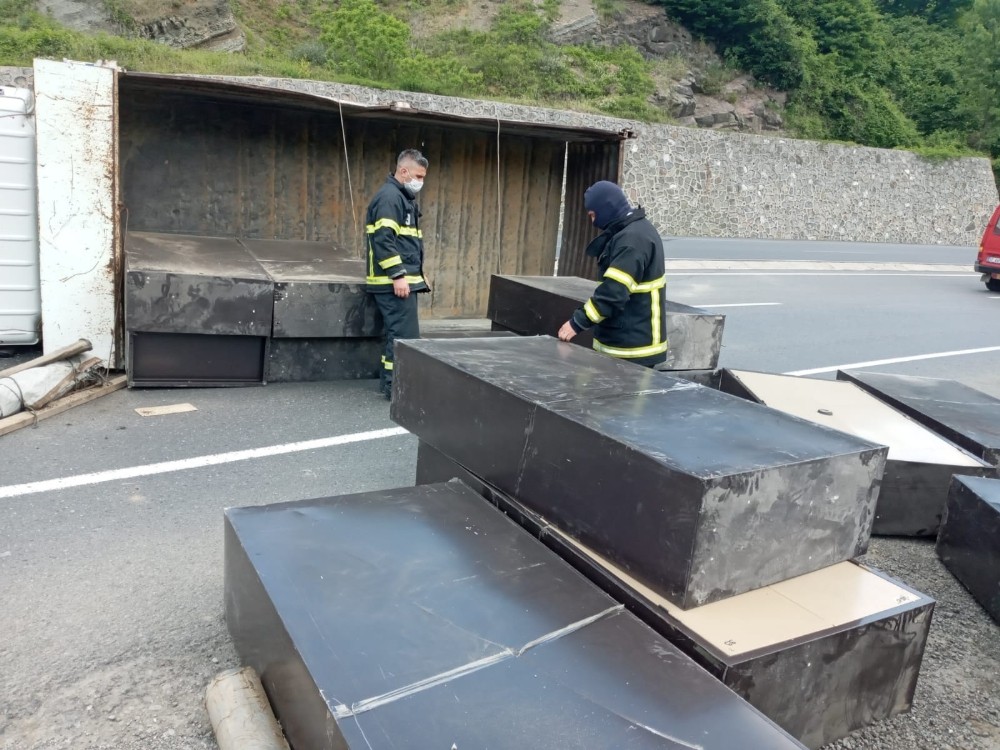 Zonguldak’ta dolap taşıyan kamyonet devrildi 