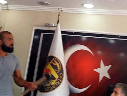 Zonguldak'ta elinde baltayla başkanın odasına daldı!