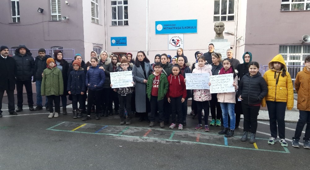 Zonguldak’ta eski okullarına geçmek isteyen öğrenci ve veliler eylem yaptı 