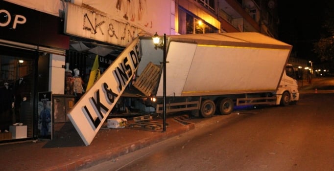 Zonguldak'ta freni boşalan kamyon işyerine girdi