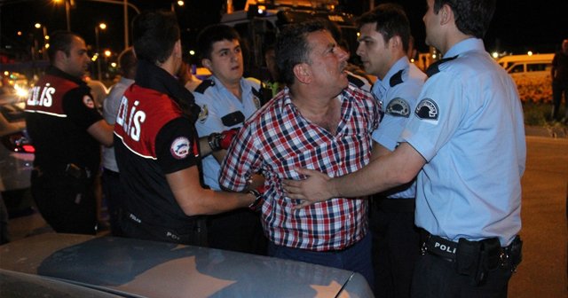 Zonguldak'ta hatalı sürücü ile arkadaşları gazetecilere saldırdı