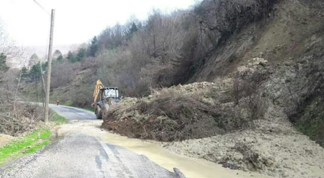 Zonguldak'ta heyelan köy yolunu kapattı