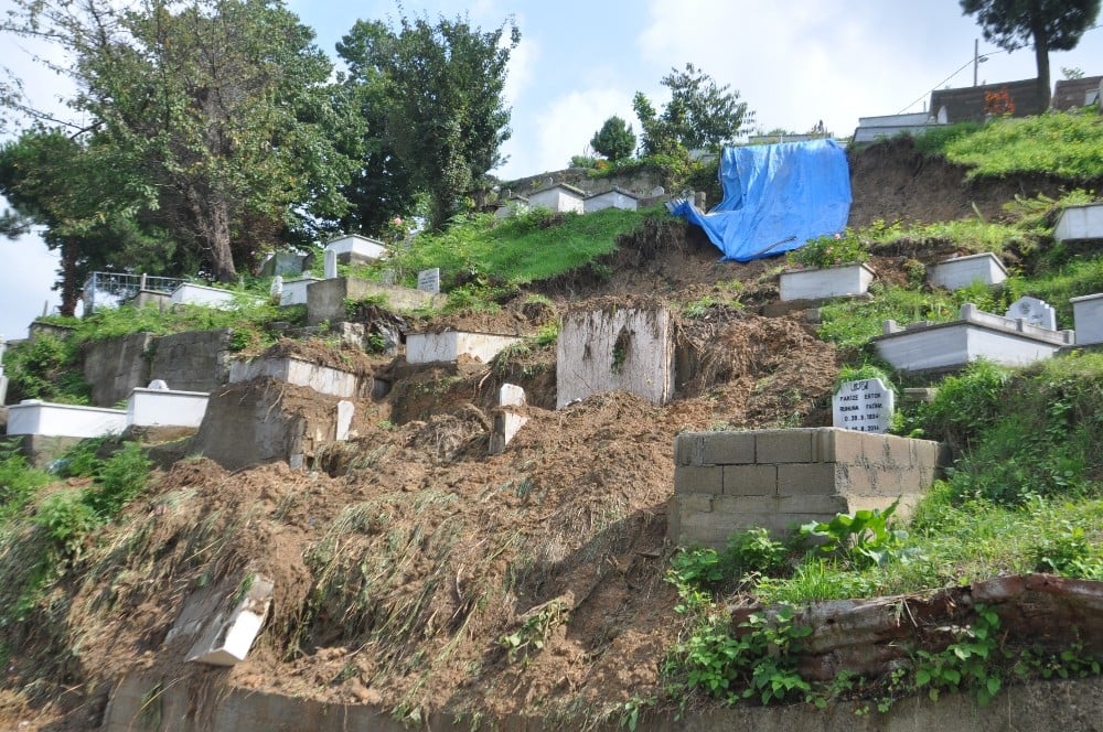 Zonguldak’ta heyelan oldu, mezarlar zarar gördü 